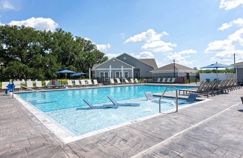 Newberry Apartment | Landing | Spectacular 2BD, Gym, Pool