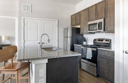 Dallas Apartment | Landing | Stunning 1BD, Gym, Pool