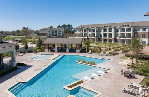 Katy Apartment | Landing | Stunning 1BD, Pool, Courtyard