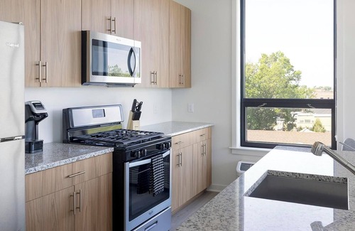 Carteret Apartment | Landing | Stunning 2BD, Courtyard, Gym
