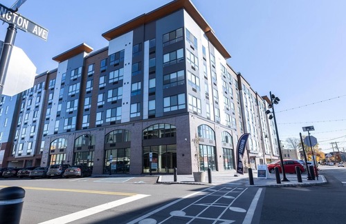Carteret Apartment | Landing | Stunning 2BD, Courtyard, Gym