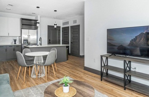 St. Nicholas Apartment | Landing | Stylish 1BD, Gym, Clubhouse