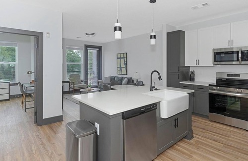 St. Nicholas Apartment | Landing | Stylish 1BD, Gym, Clubhouse