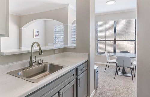 Briarforest Apartment | Landing | Stylish 1BD, Pool, Gym
