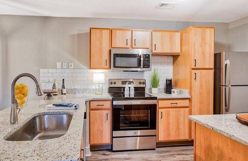Eureka Apartment | Landing | Stylish 2BD, Clubhouse, Gym