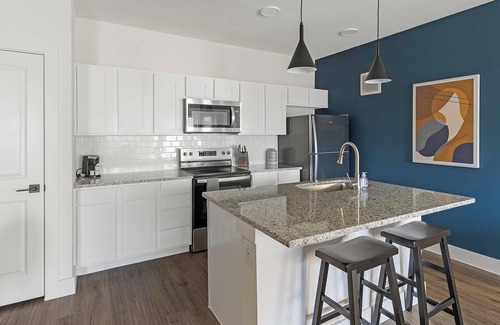 Venus Apartment | Landing | Stylish 2BD, Clubhouse, Gym