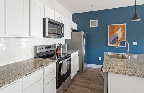 Venus Apartment | Landing | Stylish 2BD, Clubhouse, Gym