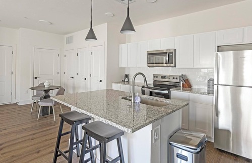 Venus Apartment | Landing | Stylish 2BD, Clubhouse, Gym