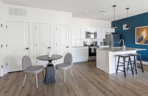 Venus Apartment | Landing | Stylish 2BD, Clubhouse, Gym