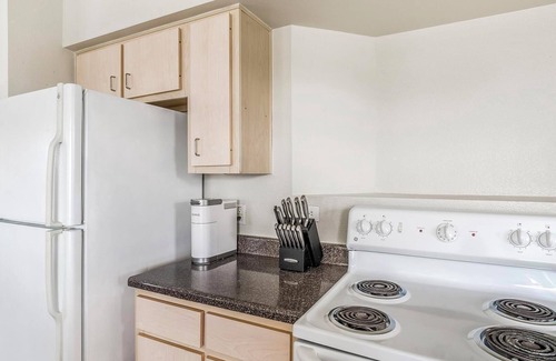 Southbelt/Ellington Apartment | Landing | Stylish 2BD, Pool, Gym