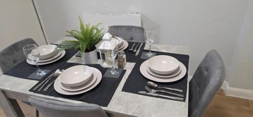 Warwick Apartment | Langcliffe House - 3 Bed, Sleeps 5 - Garden, Parking & Wifi - Warwick