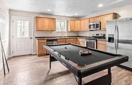 Lansing Apartment | Lansing upstairs 3bedroom 3.5 bath · Win · Wine Country Getaway! Fire Pit!