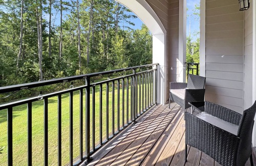 Summerville Apartment | Lap of Luxury One Bedroom Apt ** Free WiFi/Cable**