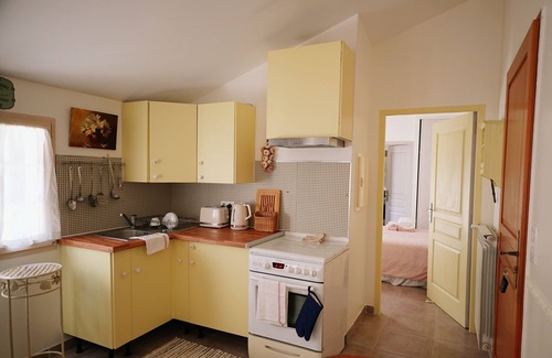 Montfavet Apartment | LaPetite Maison Abigail, Peaceful home in Avignon