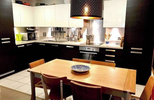 Haggerston Condo | Large 2-bed 2-bath ground-floor flat in Hoxton, large patio, great transpt links