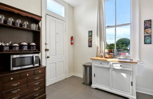 Seventh Ward Condo | Large 2 BR shotgun style home less than a mile from the French Quarter.