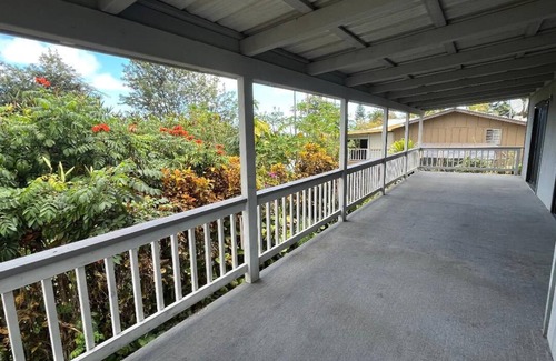 Kalaoa House | Large 3/2 House in Kailua-Kona with ALL New Furnishings and Yard Above Airport