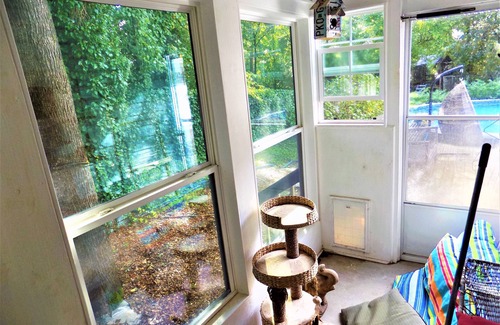 Jonesboro House | Large 3/4 bedroom Valley View House with Outdoor Space, Pool and Storm Shelter