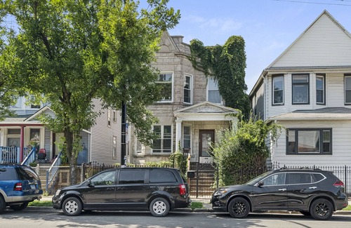 Logan Square Apartment | Large 3 bdrm/dining in the heart of Logan Square mins to DOWNTOWN