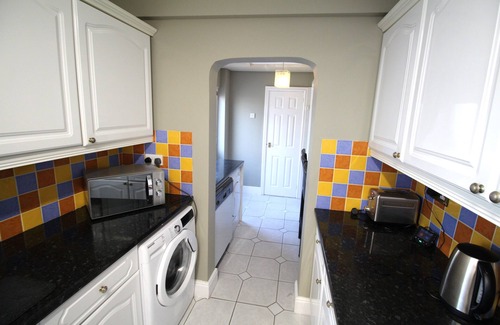 Seisdon House | Large 3 Bed Bungalow - Parking - Garden