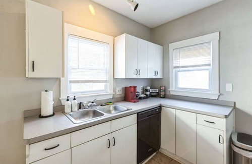 Lakewood House | Large 3 bedroom with a Hot Tub!