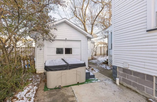 Lakewood House | Large 3 bedroom with a Hot Tub!