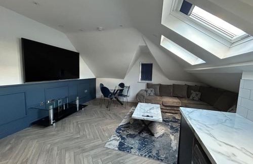 Roath Apartment | Large 4 bed, walking distance to centre - sleeps 8