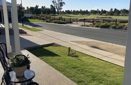 Yarrawonga House | Large 4 bedroom home sleeps 10 guests - on golf course