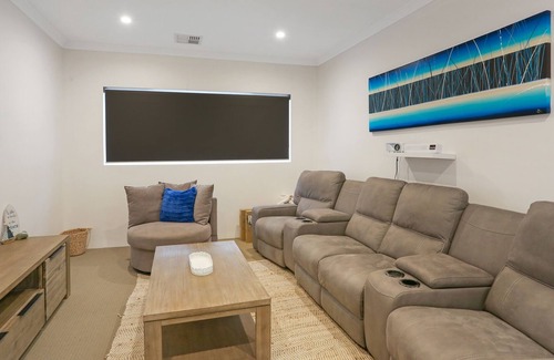 Falcon House | Large 4brm Family Home short walk to Avalon Beach