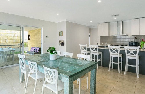 Falcon House | Large 4brm Family Home short walk to Avalon Beach