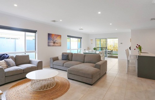 Falcon House | Large 4brm Family Home short walk to Avalon Beach