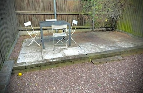 Wolverhampton House | Large 5 Bed Retreat for Large Groups & Families with Parking