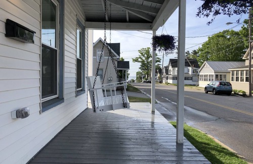 Old Orchard Beach House | Large 5 Bedroom Home. 5-7 Minute Walk to the Beach. No Cleaning Fee.