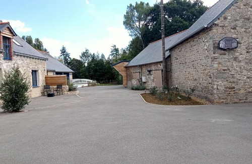 Martigne-Ferchaud House | Large 6-bedroom gîte near Rennes, 2bathrooms, 3wc, heated pool, 12p pond