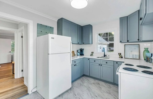Hampton Bays House | Large 6-Bedroom 3-BR Waterfront Hamptons House, Private Beach in Front, and Pool