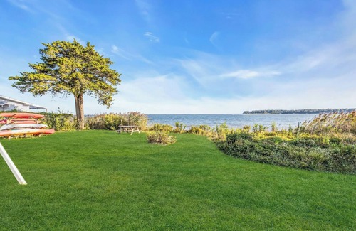 Hampton Bays House | Large 6-Bedroom 3-BR Waterfront Hamptons House, Private Beach in Front, and Pool