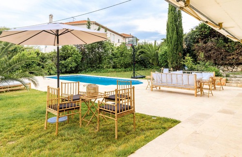 Riou - Petit Juas - Av de Grasse Villa | Large 7 bedroom villa, close to the beach & centre - sea view and bay of Cannes