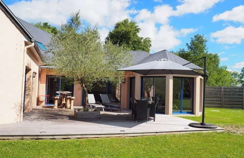 Gouville-sur-Mer House | Large 8-person house with indoor pool and garden