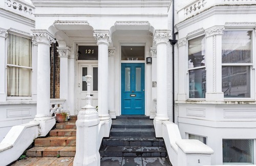 Addison Apartment | Large and Bright Victorian Townhouse with rapid transport links all over London