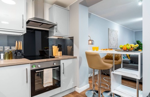 Amesbury Apartment | Large Apartment Stonehenge Amesbury Town Centre Smart TV’s Netflix FREE PARKING