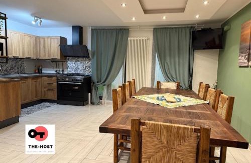 Giussano Apartment | Large apartment with garden and cinema room
