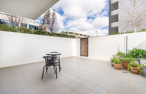 Barton Apartment | Large Barton Courtyard Apartment near Parliament