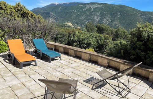 Mollans-sur-Ouveze House | Large bastidon with exceptional views, on the edge of a hill.