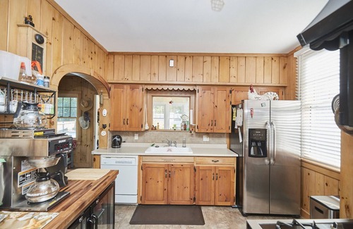 Fort Erie House | Large Beachfront Family Home with Heated Pool