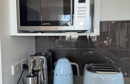 Mornington House | Large Beachside House + 2 Queen Studio Suites, Sleeps up to 12, on Mills Beach