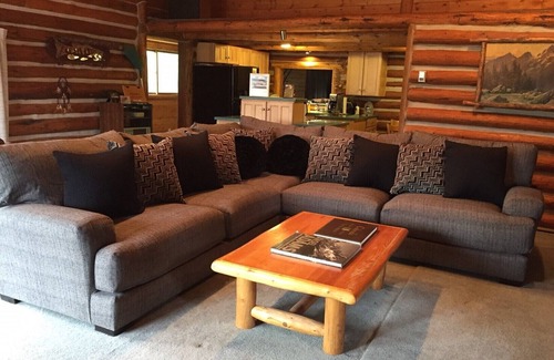 Silverthorne House | Large but Cozy Log House!