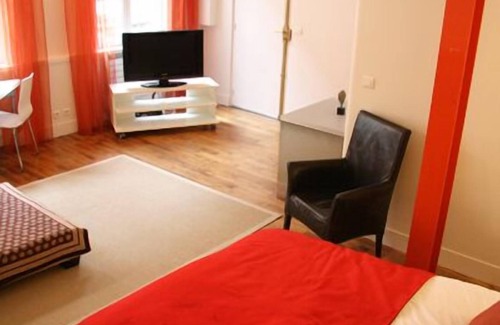 Quartier Saint-Ambroise Apartment | Large Charm & Calm studio near Marais