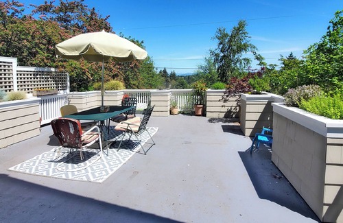 Roxhill House | Large Deck, View, Yard, Family + Pet Friendly