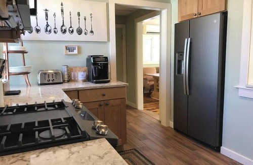 West Dover Apartment | Large Elegant Historic 2BR, Walk to restaurants!
