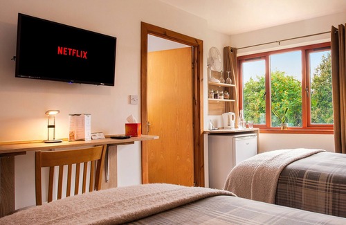 Alness Bed & Breakfast | Large En-suite bedroom with the option of a Super-King or Twin bed.
